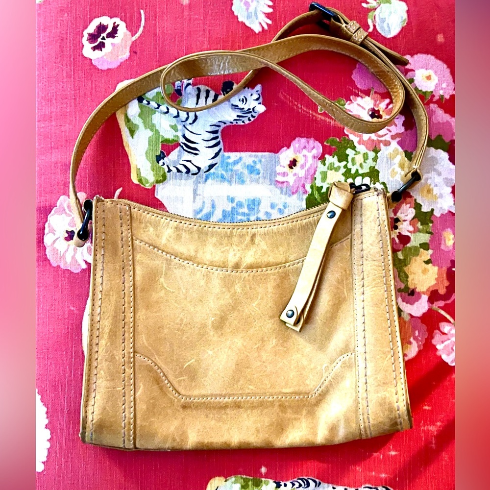 Frye Melissa Crossbody Messenger Bag. Tan. Adj. strap. On trend & classic.